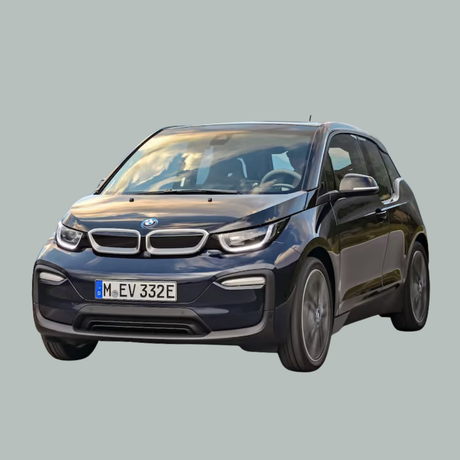 Een zwarte BMW i3 elektrische auto gezien vanaf de voorkant links, tegen een effen lichtgrijze achtergrond.