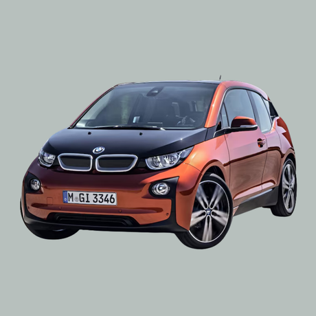 Een metallic oranje en zwarte BMW i3 elektrische auto is schuin afgebeeld op een effen lichtgrijze achtergrond. De auto heeft een modern, compact ontwerp met vijf deuren en opvallende koplampen.
