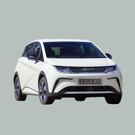 Een witte BYD elektrische auto wordt getoond vanaf de voorkant, met een modern ontwerp en kentekenplaat S 3148 BCH tegen een effen grijze achtergrond.