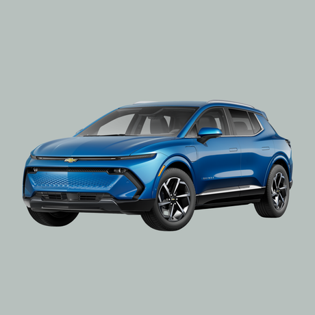 Op een lichtgrijze achtergrond is een blauwe elektrische SUV van Chevrolet te zien, met een strakke, moderne vormgeving, zwarte accenten en opvallende voor- en achterlichten.