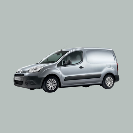 Een zilverkleurige compacte bestelwagen is afgebeeld in zijaanzicht tegen een effen lichtgrijze achtergrond.