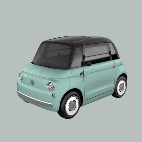 Een kleine, mintgroene elektrische auto met een zwart dak, twee deuren en ronde koplampen, gezien vanaf de linkervoorkant op een effen grijze achtergrond.