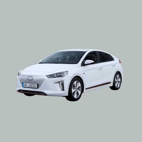Een witte Hyundai Ioniq elektrische auto is geïsoleerd afgebeeld op een lichtgrijze achtergrond, schuin geplaatst om de voor- en linkerkant te tonen.