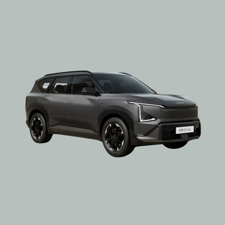 Een donkergrijze SUV met zwarte wielen is afgebeeld op een lichtgrijze achtergrond, gezien vanaf de linker voorkant. Het voertuig heeft strakke, moderne lijnen en opvallende LED-koplampen.