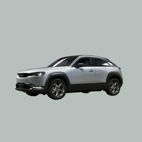 Een zilverkleurige Mazda MX-30 elektrische SUV is in profiel afgebeeld op een effen lichtgrijze achtergrond.