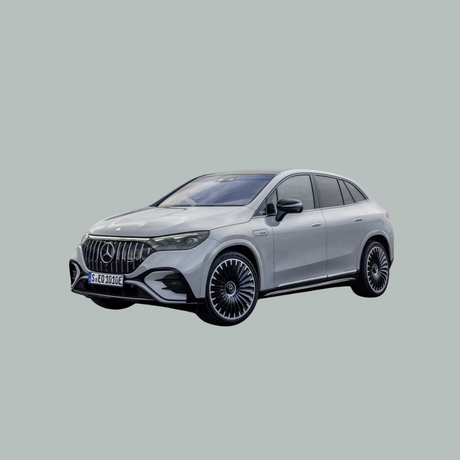 Een zilverkleurige Mercedes-Benz SUV staat op een effen grijze achtergrond, lichtjes naar links gericht. Het voertuig heeft sportieve wielen en een modern, strak design.