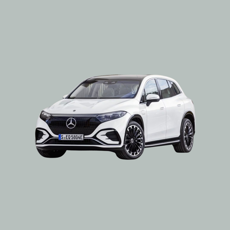 Een witte elektrische SUV van Mercedes-Benz wordt getoond op een effen, lichtgrijze achtergrond, gezien vanaf de voorkant, waarbij het slanke ontwerp en de kenmerkende grille worden benadrukt.