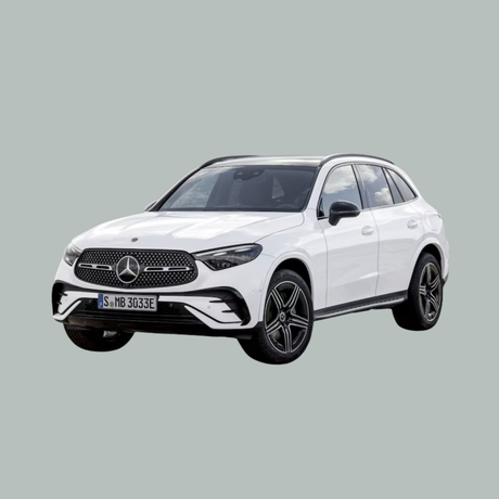 Een witte Mercedes-Benz SUV is afgebeeld op een grijze achtergrond, gezien vanuit de hoek linksvoor. De auto heeft gestroomlijnde koplampen, een prominente grille met het Mercedes-logo en zwart afgewerkte wielen.