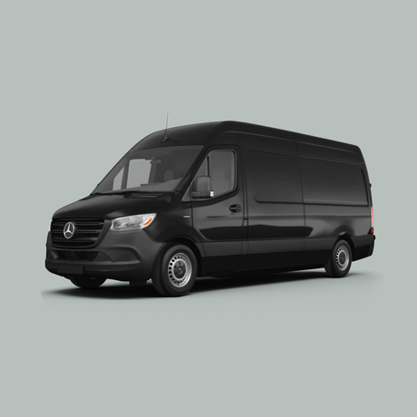 Een zwarte Mercedes-Benz Sprinter bestelwagen staat geparkeerd op een effen, lichtgrijze achtergrond, gezien vanaf de voorkant.