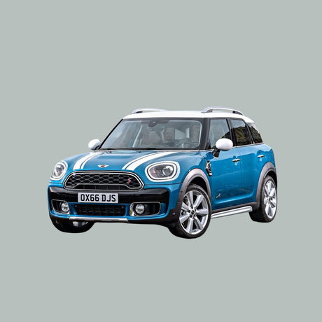 Een blauwe Mini Cooper Countryman met witte racestrepen en een wit dak is afgebeeld op een effen lichtgrijze achtergrond.