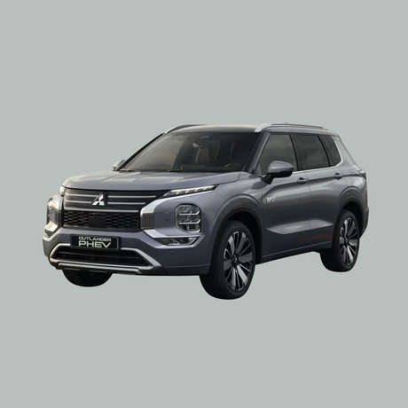 Een zilverkleurige Mitsubishi Outlander PHEV SUV wordt getoond op een effen lichtgrijze achtergrond, lichtjes naar links hellend, waardoor het moderne design en de opvallende grille benadrukt worden.