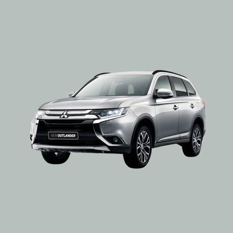 Een zilverkleurige Mitsubishi Outlander SUV is afgebeeld op een effen lichtgrijze achtergrond, iets naar rechts gericht. De auto heeft een strak, modern ontwerp met dakrails en lichtmetalen velgen.