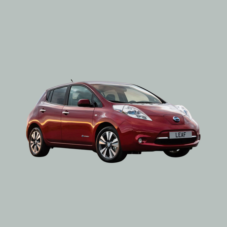 Een rode Nissan Leaf elektrische auto staat geparkeerd op een effen, lichtgrijze achtergrond, gezien vanaf de linker voorkant.