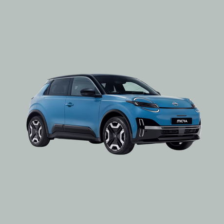 Een blauwe compacte SUV met een modern design, zwart dak en zilveren details, geparkeerd op een effen lichtgrijze achtergrond. De grille van de auto toont de Nissan badge en MICRA op de nummerplaat.