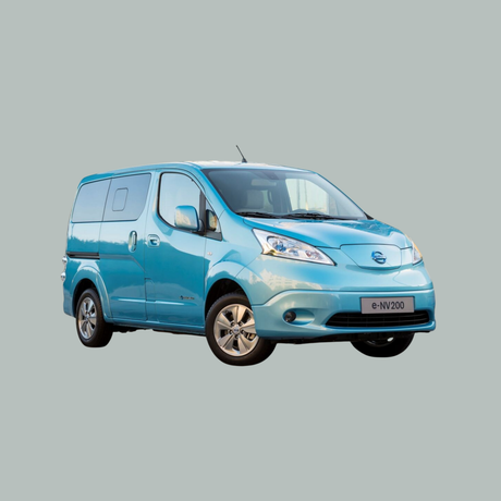 Een lichtblauwe elektrische bestelwagen, Nissan e-NV200, staat geparkeerd op een effen lichtgrijze achtergrond, gezien vanaf de linker voorkant.