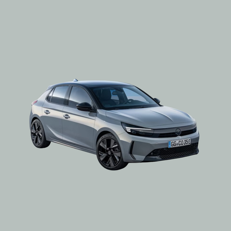 Een zilverkleurige Opel hatchback met zwarte accenten en getinte ramen staat geparkeerd op een effen lichtgrijze achtergrond. Het voertuig wordt bekeken vanuit een hoek aan de voorkant.