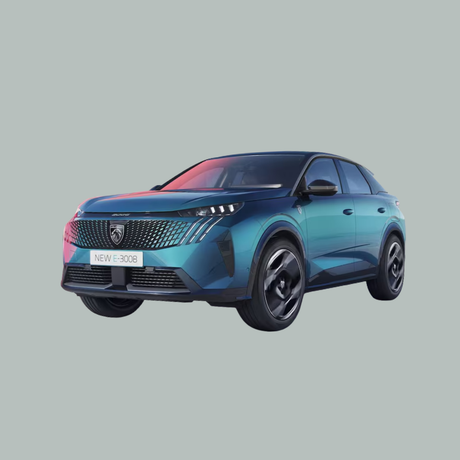 Een blauwe Peugeot E-3008 elektrische SUV is afgebeeld op een effen grijze achtergrond, lichtjes naar links hellend, waardoor de moderne grille en het slanke ontwerp worden benadrukt.