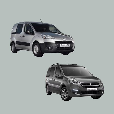 Twee grijze Peugeot Partner bestelwagens worden weergegeven op een effen lichtgrijze achtergrond, diagonaal geplaatst met één boven en één onder, in een driekwart hoek naar de kijker gericht.