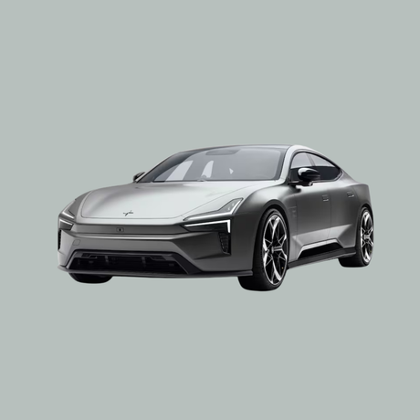 Een gestroomlijnde, zilvergrijze, moderne elektrische sportsedan met scherpe lijnen en zwarte wielen tegen een effen lichtgrijze achtergrond.