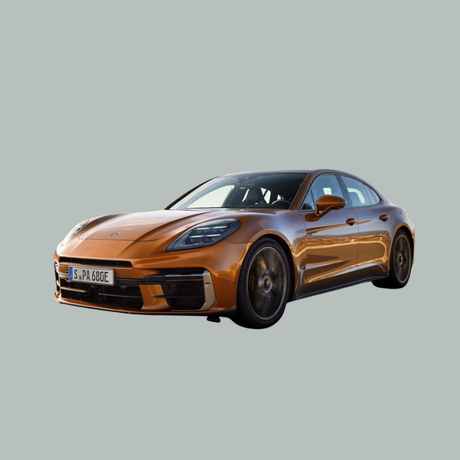 Een metallic oranje luxe sportsedan met strakke lijnen en zwarte accenten is afgebeeld op een effen grijze achtergrond, iets naar links gericht. Op de nummerplaat staat S PA 680E.