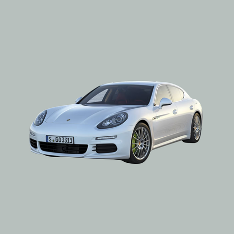 Een witte Porsche Panamera luxe sedan gezien vanaf de voorkant links, geïsoleerd op een lichtgrijze achtergrond.