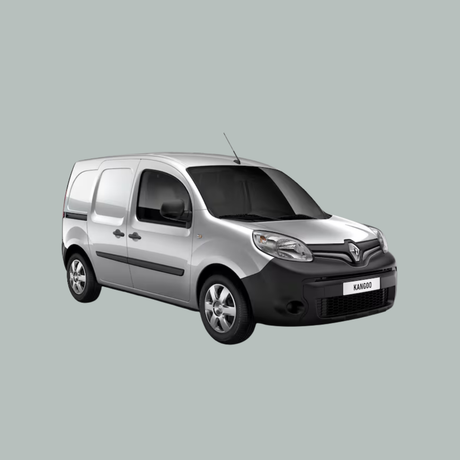 Een zilverkleurige Renault Kangoo compacte bestelwagen met zwarte accenten, gezien vanaf de linkervoorkant, geparkeerd op een effen lichtgrijze achtergrond.