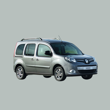 Een zilverkleurig Renault Kangoo compact busje staat geparkeerd, gezien vanaf de voorkant, tegen een effen grijze achtergrond.
