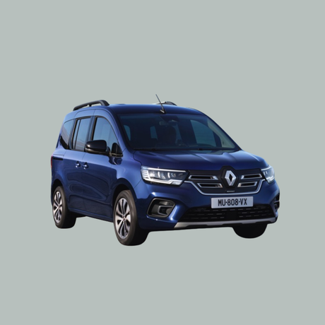 Een blauwe Renault minivan is afgebeeld op een lichtgrijze achtergrond, iets naar rechts gericht. De grille, koplampen en nummerplaat zijn duidelijk zichtbaar.