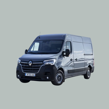 Een grijze Renault bestelwagen staat geparkeerd tegen een effen, lichtgrijze achtergrond, iets naar links gericht. De bestelauto heeft een modern ontwerp met zwarte sierstrips en een zichtbare kentekenplaat.