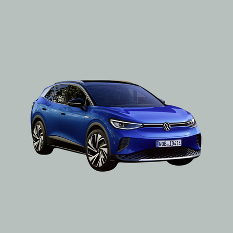 Een blauwe Volkswagen ID.4 elektrische SUV wordt weergegeven op een effen lichtgrijze achtergrond, gezien vanaf de linker voorkant.