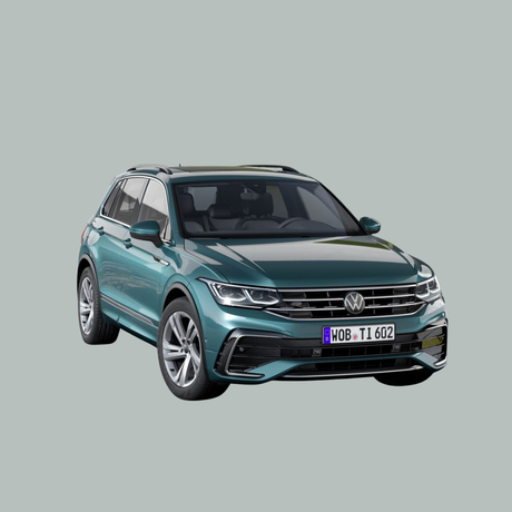 Een groenblauwe Volkswagen SUV staat geparkeerd op een effen, lichtgrijze achtergrond, getoond vanaf de voorkant. Het voertuig heeft strakke koplampen, een moderne styling en Europese nummerplaten.