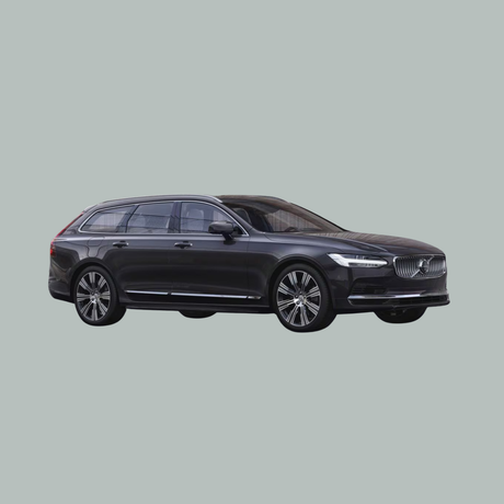 Een gestroomlijnde, zwarte Volvo stationwagon met getinte ramen en zilveren accenten staat geparkeerd op een lichtgrijze achtergrond, gezien vanaf de zijkant.