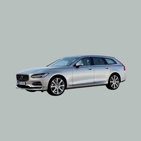 Een zilverkleurige Volvo stationwagon staat geparkeerd tegen een effen, lichtgrijze achtergrond, van opzij gezien onder een hoek, waardoor het strakke en moderne ontwerp wordt benadrukt.
