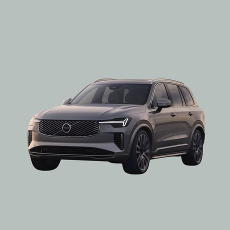 Een slanke, zilverkleurige Volvo SUV met modern design, zwarte wielen en opvallende LED-koplampen wordt getoond op een effen lichtgrijze achtergrond.