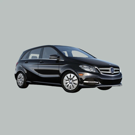 Een zwarte Mercedes-Benz hatchback staat geparkeerd op een effen grijze achtergrond, getoond vanaf de rechter voorkant.