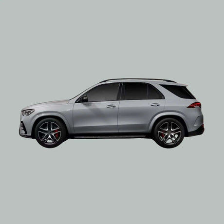 Zijaanzicht van een zilverkleurige SUV met getinte ramen en zwarte wielen, tegen een effen lichtgrijze achtergrond.
