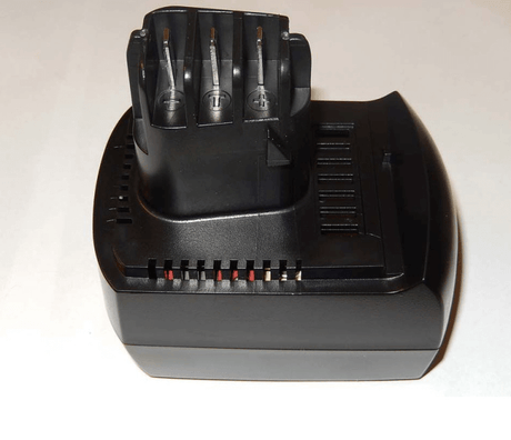 Zwarte batterijlader met drie laadsleuven, geplaatst op een wit oppervlak. Boven de sleuven staan positieve en negatieve symbolen. De lader heeft ventilatieopeningen aan de voor- en zijkant.