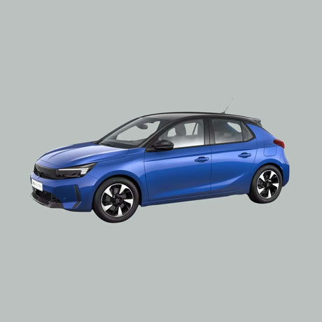 Een blauwe vijfdeurs hatchback met zwarte accenten en lichtmetalen velgen, getoond in profielaanzicht op een effen grijze achtergrond.