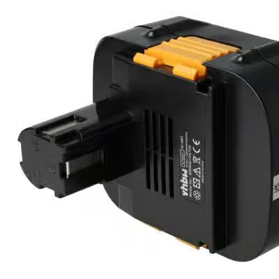 Close-up van een zwart met gele oplaadbare batterij voor elektrisch gereedschap met zichtbare pinnen en een label met specificaties en certificatiesymbolen.
