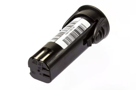 Een close-up van een zwarte cilindrische batterij met een wit barcodelabel erop, tegen een effen witte achtergrond.
