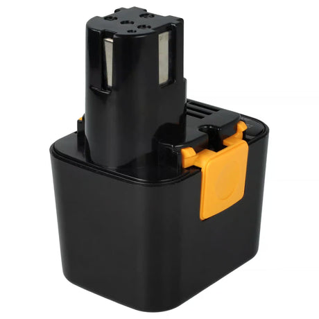 Een zwart met oranje batterij voor elektrisch gereedschap met een rechthoekige basis en een cilindrische bovenkant met metalen contacten en vergrendelingsclips.