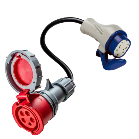 Een rode industriële stekker die via een zwarte kabel is aangesloten op een grijze en blauwe elektrische connector met vijf pinnen, beide ontworpen voor zware stroomaansluitingen.