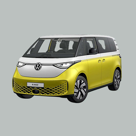 Een geel en wit Volkswagen ID. Het elektrische busje Buzz is afgebeeld op een effen grijze achtergrond, gezien vanuit de hoek linksvoor.