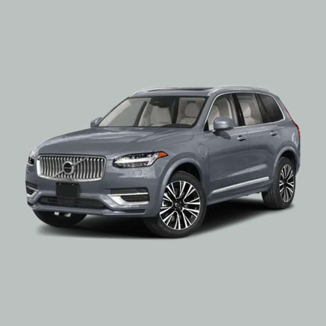 Een grijze Volvo XC90 SUV staat geparkeerd op een effen, lichtgrijze achtergrond, getoond vanuit een voorste driekwart hoek.