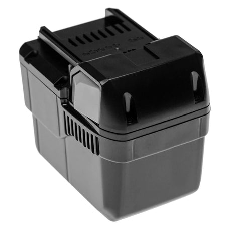Een zwarte rechthoekige oplaadbare batterij voor elektrisch gereedschap met groeven en ventilatieopeningen, afgebeeld op een witte achtergrond.