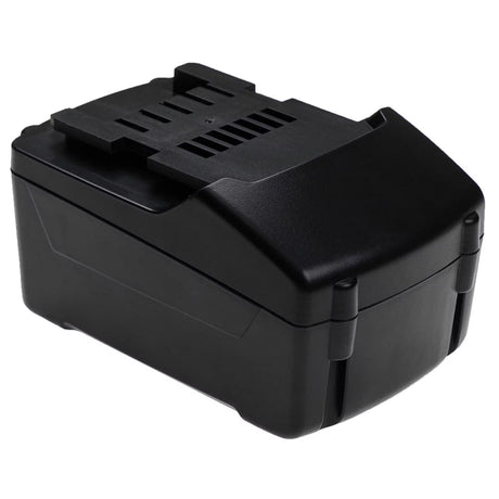 Een zwarte rechthoekige oplaadbare batterij voor elektrisch gereedschap met een clipbevestiging bovenop, afgebeeld op een witte achtergrond.