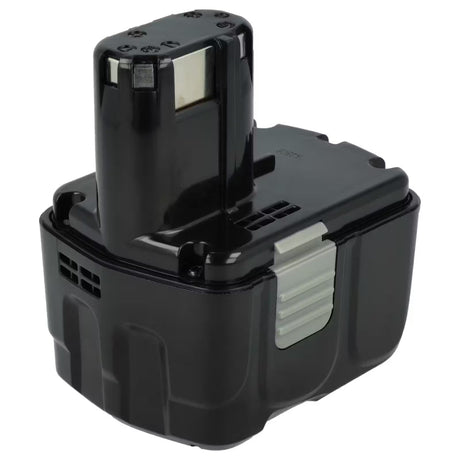Een zwarte oplaadbare batterij voor elektrisch gereedschap met zilveren contactpunten en een ontgrendelknop aan de zijkant, afgebeeld tegen een witte achtergrond.