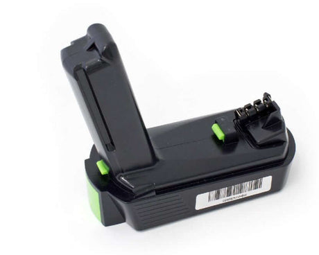 Een zwarte oplaadbare batterij met een groene knop en een open scharnierend compartiment, met metalen connectoren en een barcodesticker op de zijkant, tegen een witte achtergrond.