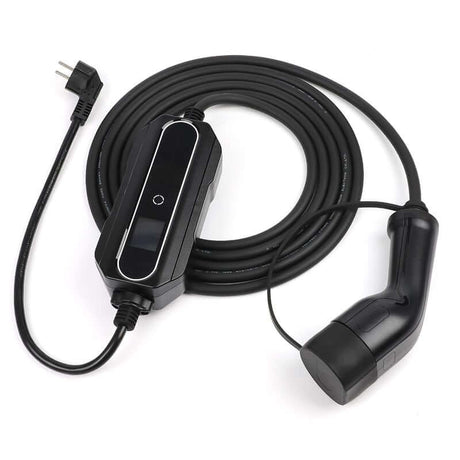 Een zwarte oplaadkabel voor elektrische voertuigen met een bedieningskastje, een standaard muurstekker aan de ene kant en een oplaadconnector aan de andere kant, netjes opgerold op een witte achtergrond.