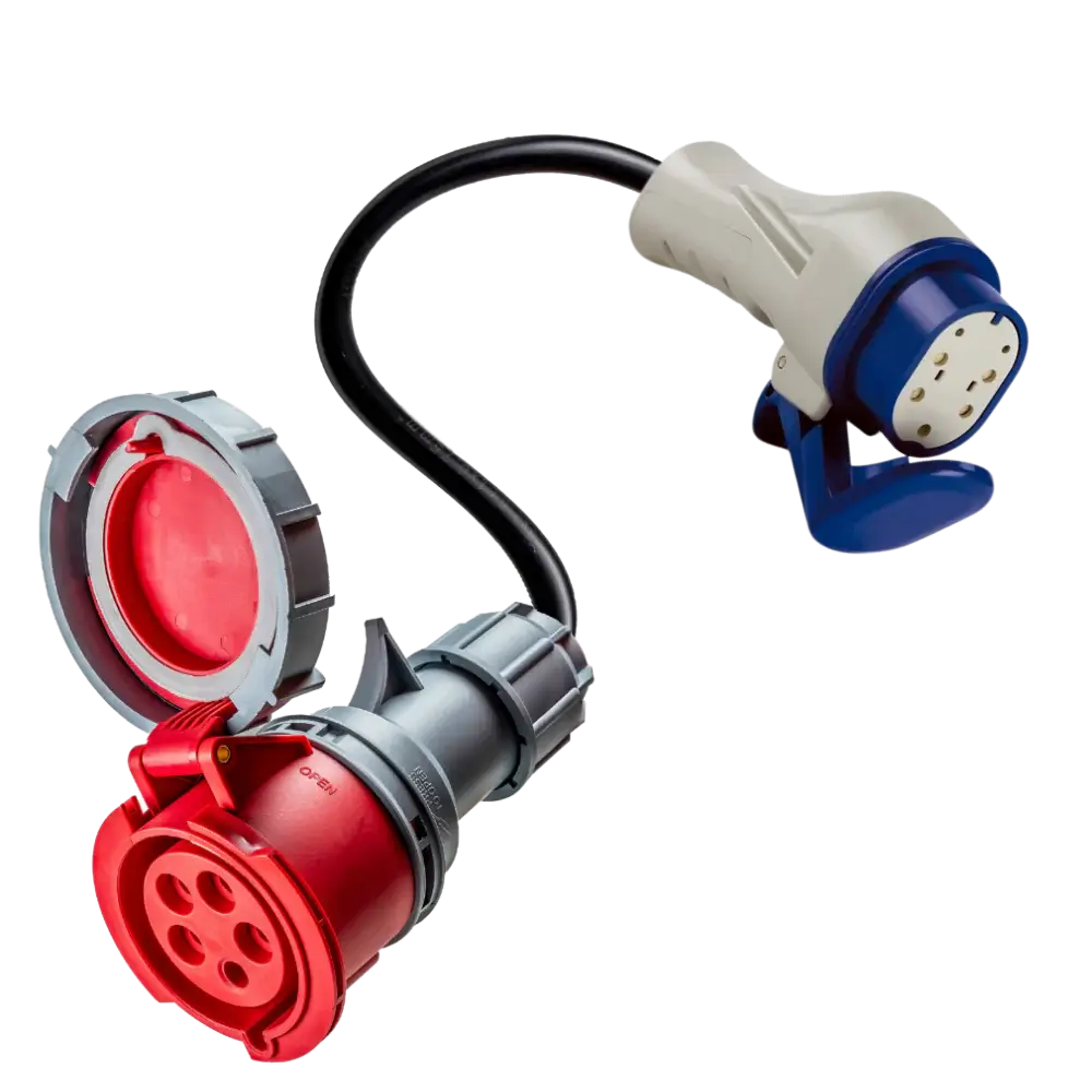 De 🇳🇱 32A 5-polige CEE naar Type 3 adapter is een heavy-duty industriële stekker en stopcontact, ideaal voor elektrisch voertuig opladen, met een grijs/rood stopcontact (scharnierend deksel) en een grijs/blauwe stekker bevestigd met een zwarte kabel.